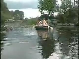 Tre incredibile ragazze nuda ragazze in il giungla su barca per prick caccia