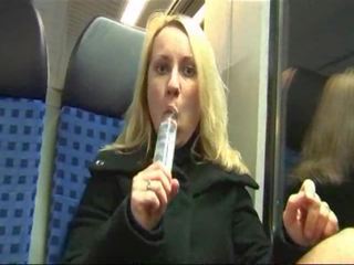Saksa streetwalker masturbeerib ja perses edasi a rong
