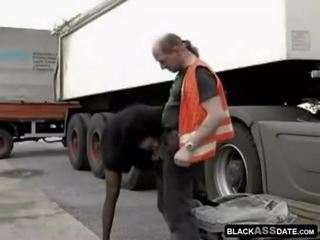 Μαύρος/η streetwalker καβάλημα επί full-blown truck οδηγός έξω