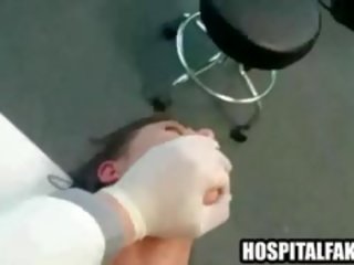 Patiënt krijgt geneukt en ondergespoten op door haar medic