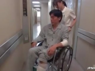 Atrăgător asiatic asistenta merge nebuna