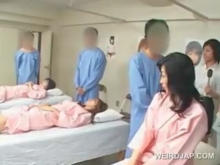 Aziatisch brunette minnaar klappen harig penis bij de ziekenhuis