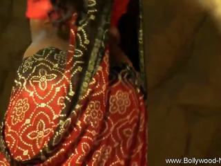 Indické exotické tancujúce ritual vystavený v bollywood akty