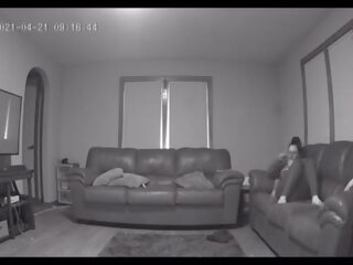 Saya hired sebuah babysitter&comma; tapi sebuah gadis nakal menunjukkan naik tersembunyi kamera
