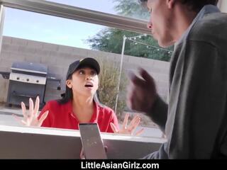 Incrível asiática pizza entrega jovem senhora ember neve fode gamers galos